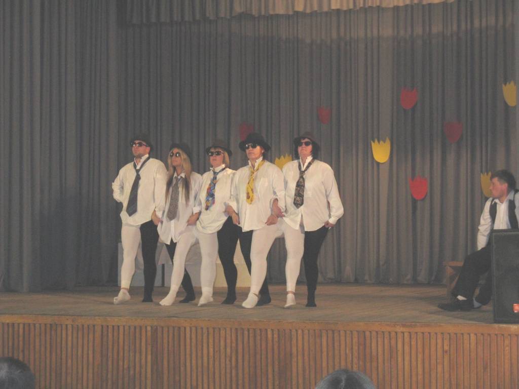 Kad janvārī Nīcā bija dramatisko kolektīvu skate, sarunājuši iestudēt anekdošu šovus un tikties kaut kad pavasarī, jo martā ir Teātra diena, bet aprīlis – Joku mēnesis, saieta idejas rašanos atceras Dzintra Cāle. Aizvadītājā sestdienā...
Autors: ReKurZeme, portāls