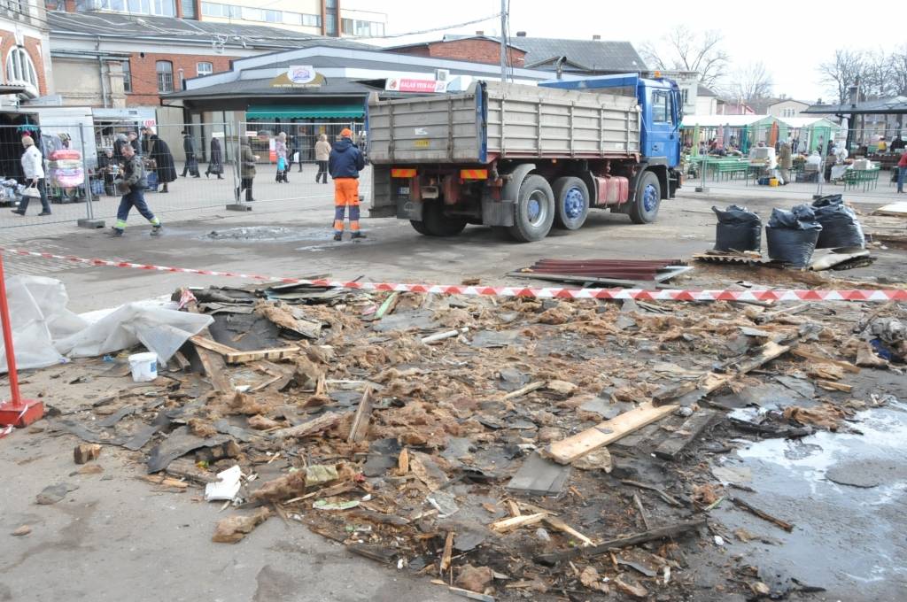 Pētertirgus daļā, kur atradās apģērba, apavu un dažādu nepārtikas preču tirgotavas, notiek rekonstrukcija. 

Daļa no tirdzniecības nojumēm pārvietotas uz laukumu, kur pavasarī un vasarā parasti saimnieko stādu audzētāji. Pārdevējas teic,...
Autors: ReKurZeme, portāls