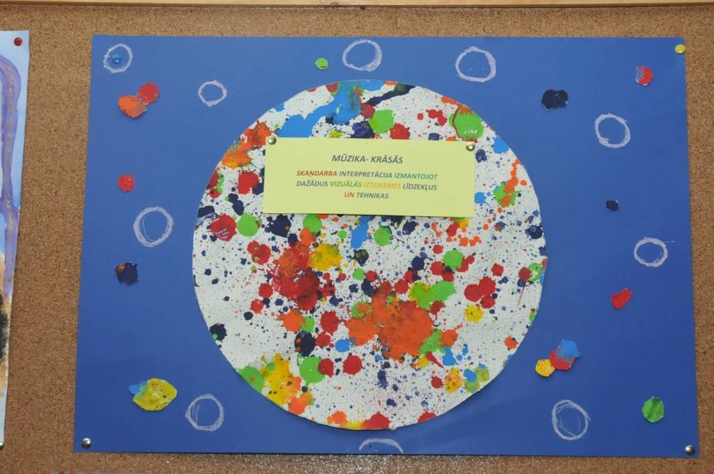 Grobiņas novada Skolēnu interešu centrā (SIC) apskatāma SIC un Mūzikas un mākslas skolas audzēkņu darbu izstāde 