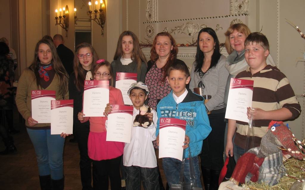 Galvenās balvas ieguvējs Edvīns Vedze priekšplānā ar runājošo pērtiķi rokās
Autors: no personīgā arhīva