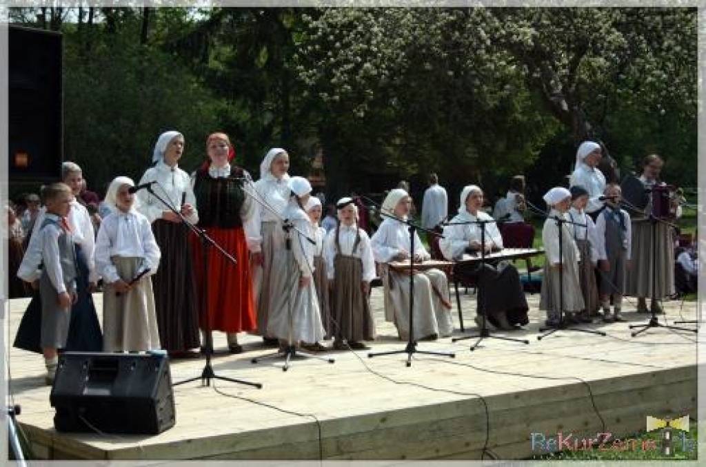 Pagājušajā nedēļas nogalē, kad Liepājas pusē vārījās Kultūras katls un Līvas ciems, Alsungā un Kuldīgā notika pēc skaita jau 29. Bērnu un jauniešu folkloras svētki „Pulkā eimu, pulkā teku”. Šogad folkloras kopas no visas Latvijas...
Autors: ReKurZeme, portāls