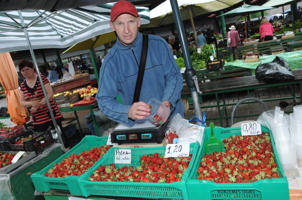 Šonedēļ Liepājas Pētertirgū nopērkamas pirmās vietējās zemenes. Zinātāji teic, ka tās jau atveduši audzētāji no Purmsātiem, Rucavas, būšot arī no Nīgrandes. Viena no pirmajiem gardās ogas piedāvā ZS “Muižlejas” no Jūrkalnes. Saimnieks...
Autors: ReKurZeme, portāls