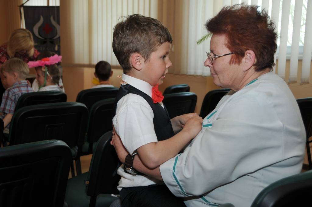 Svētdien, 12. maijā, pasaulē atzīmē Starptautisko Māsu dienu. Svētku koncerts un kliņģeris Priekules slimnīcā bija jau ceturtdien. Uzstājās bērnudārza 