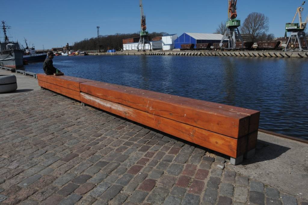 Liepājas Promenādē uzstāda jaunus soliņus.
Autors: ReKurZeme, portāls