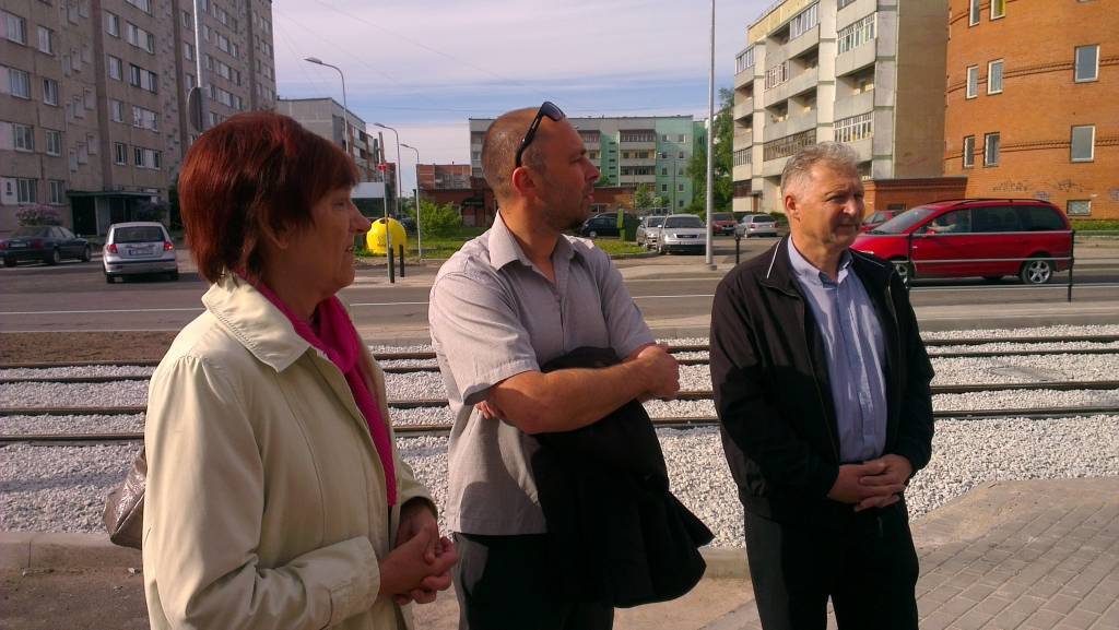 Būvvaldes pārstāvji pieņem ekspluatācijā jauno tramvaja līniju: būvinspektore Anita Klimbe, pilsētas galvenais arhitekts Indulis Kalns un vecākais būvinženieris Agris Kleins.
Autors: Aigars Štāls