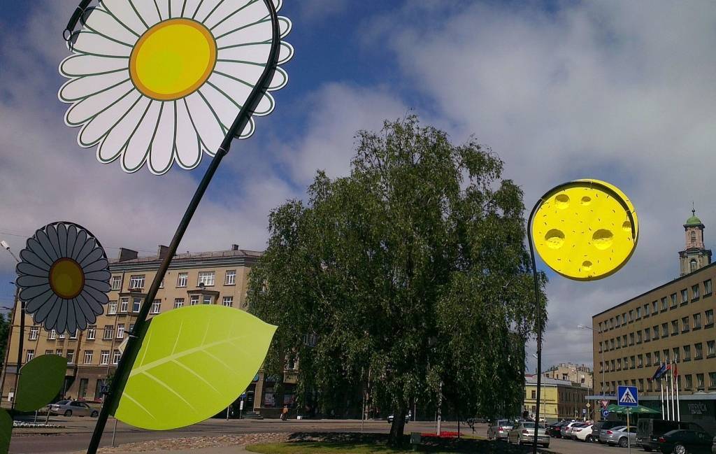 Pilsētā ir uzstādīti Līgo svētkiem paredzētie rotājumi. Rožu laukumā izvietots centrālais svētku akcents,  kurā draudzīgi sadzīvo margrietiņu un siera ritulīšu motīvs, kas ir neatņemams Līgo svētku simbols, informē Liepājas Būvvaldes...