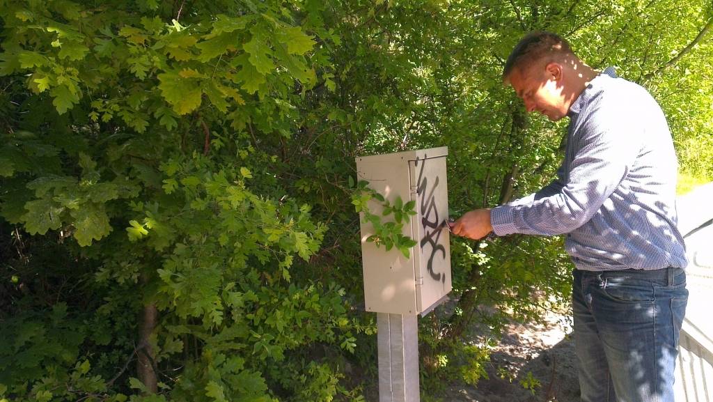 SIA „Komunālā pārvalde” tehniskais  speciālists elektrotehnikā Mihails Azovskis pārbauda vienu no jaunizbūvētajām elektropieslēguma sadalēm Jūmalas parkā.
Autors: Aigars Štāls