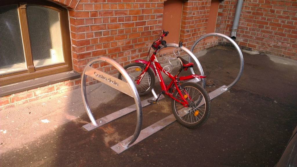 Šādas vienkāršota dizaina velonovietnes šogad ir uzstādītas pie pilsētas skolām.
Autors: Aigars Štāls