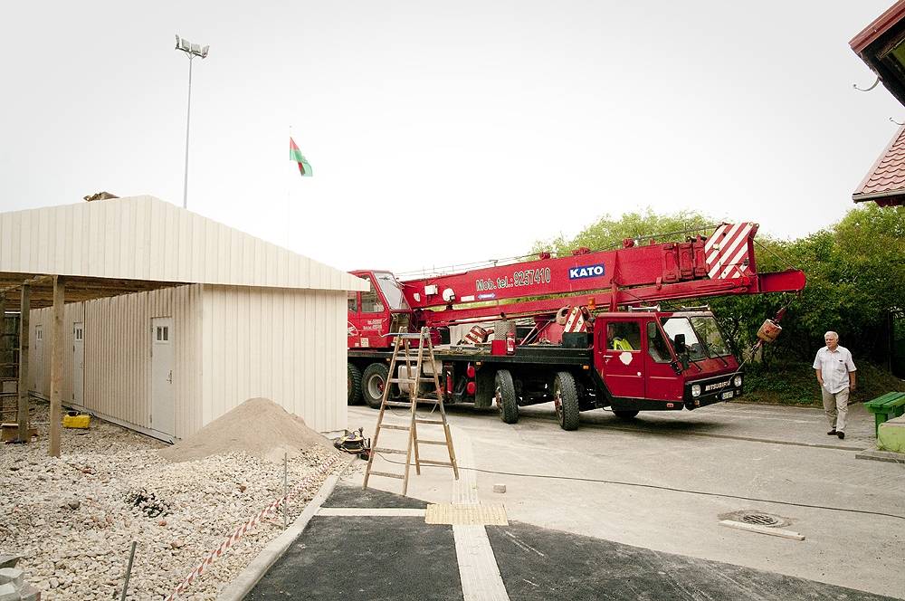 Ģērbtuvju moduļu uzstādīšana Liepājas pludmales glābšanas stacijas teritorijā – vietā, kur vēl nesen atradās nolietojusies inventāra noliktava, kas nojaukta.
Autors: www.liepaja.lv