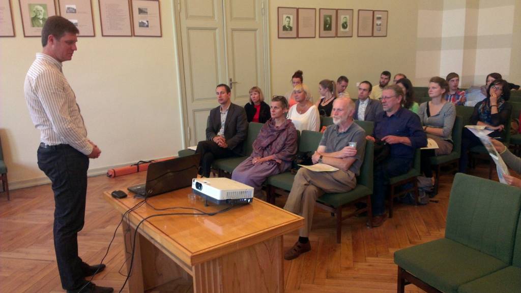 Tikšanās Liepājas pilsētas Domē. Domes deputāts Vilnis Vitkovskis plānošanas studentus no LU, RTU un Liepājas universitātes iepazīstina ar pilsētas attīstības pamatnostādnēm.
Autors: Aigars Štāls