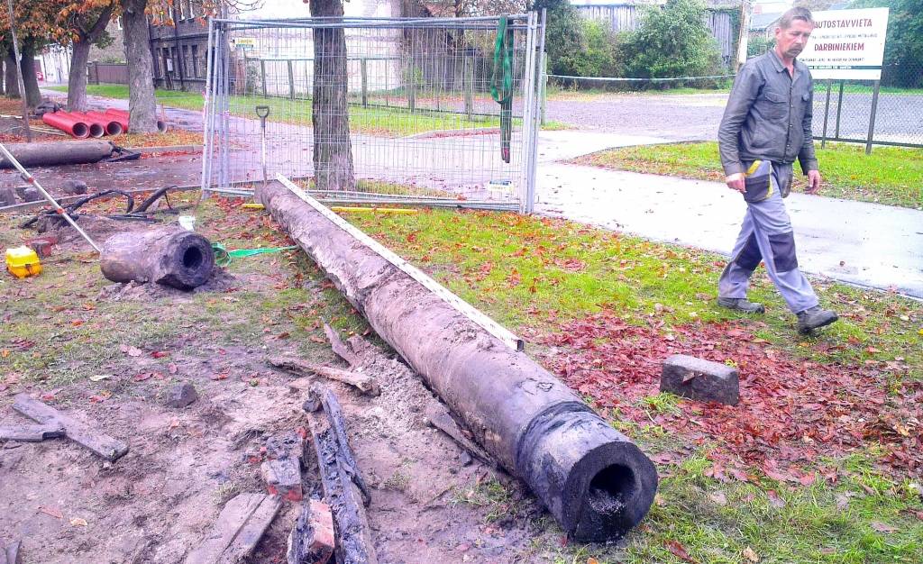 Relikvija. Koka cauruļvada fragmenti tiks saglbāti kā pilsētas komunikāciju vēstures liecinieki.
Autors: Aigars Štāls