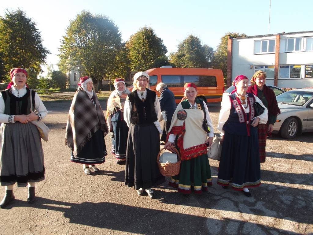 Rucavnieces Alsungā ieradās pašvaldības košajā skolēnu busiņā, kas gana krāšņi izskatījās arī vakarā, noslēdzot gājienu līdz ar citām tehnikas vienībām.