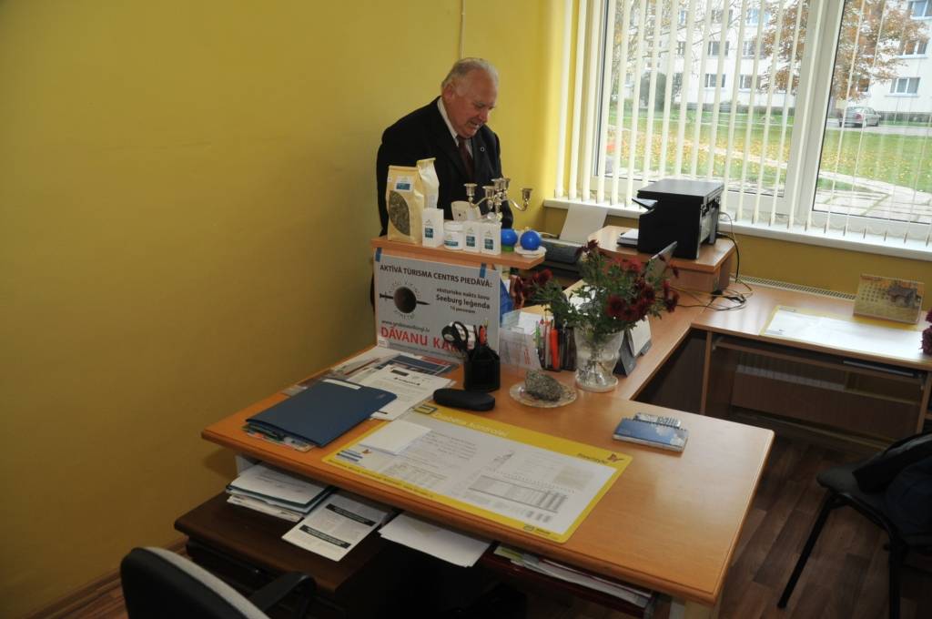 Jaunais darba kabinets domāts grāmatvedim, biedrības priekšsēdētājai un vietniekam. Vienmuļās sānu sienas, iespējams, vēl šoziem tiks apgleznotas.
Autors: Dainis Ģelzis