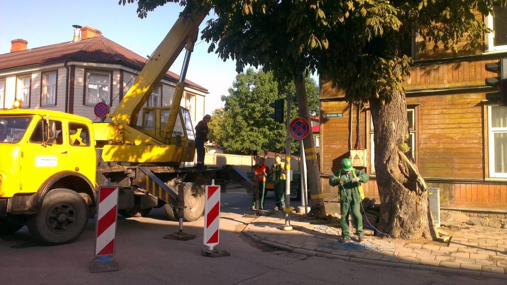 Balstu demontāža Uliha un Jūrmalas ielas stūrī. Vienu daļu no vecās apgaismojuma infrastruktūras Uliha ielā celtnieki jau demontēja šā gada augustā.
Autors: Aigars Štāls