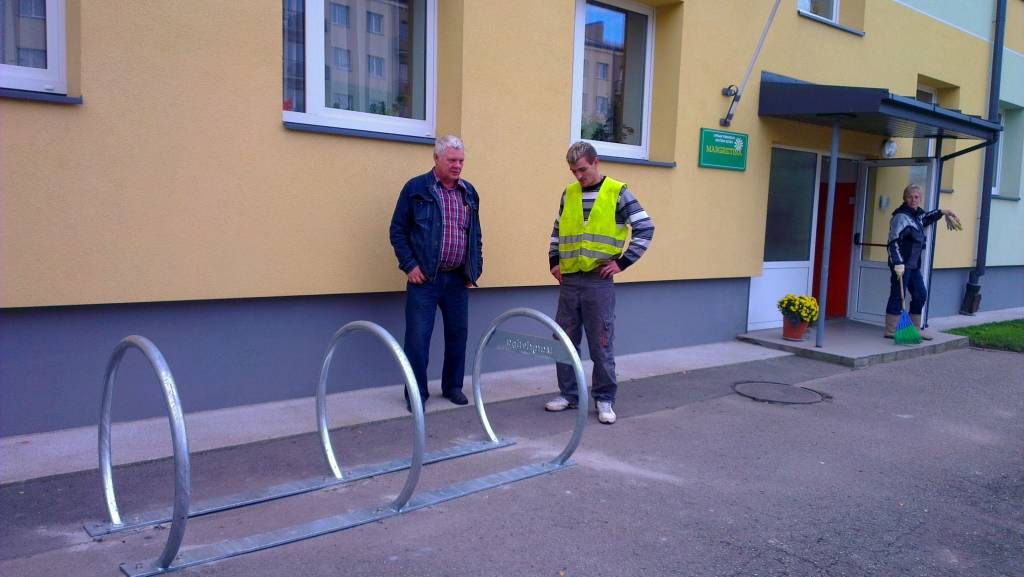 Velonovietne tikko uzstādīta arī pie bērnudārza „Margrietiņa”. To apskata būvuzraugs Laimonis Dimants un SIA „MK Dizains” darbu vadītājs Ingus Orlovs.
Autors: Aigars Štāls