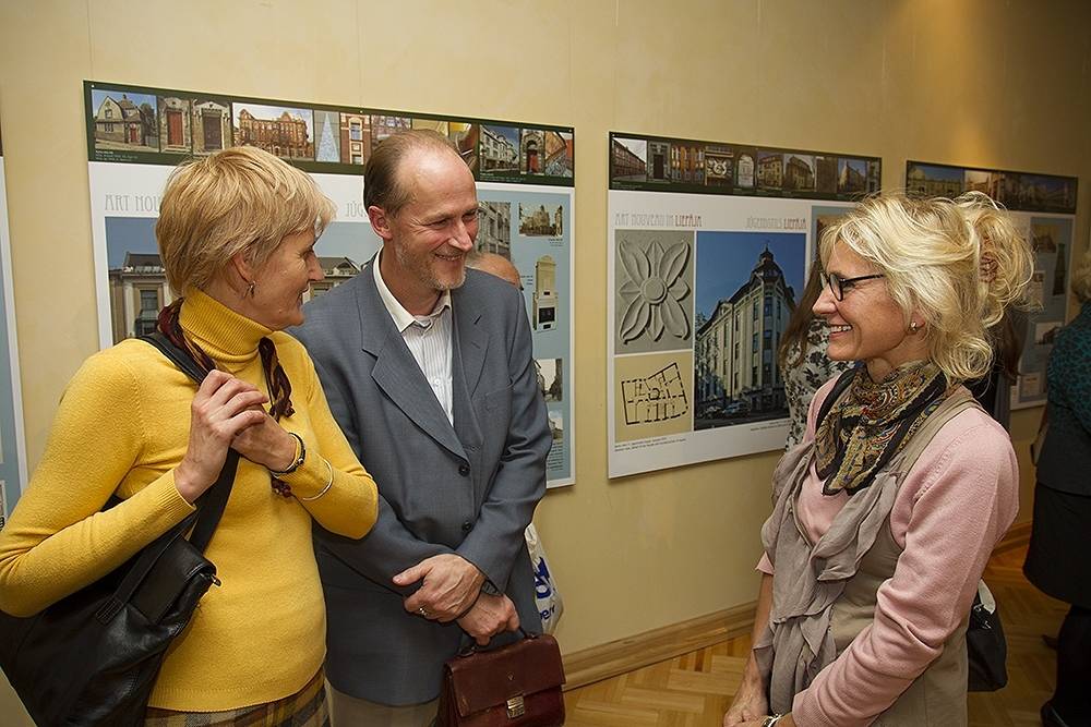 Izstādes atklāšanā. Liepājas muzejā Latvijas Nacionāls bibliotēkas sagatavotā izstāde „Jugendstils Liepājā” būs skatāma līdz šā gada beigām. Muzejs jau pieejamo bagāto informāciju papildinās ar jugenstila priekšmetiem no sava krājuma.
Autors: Aigars Prūsis