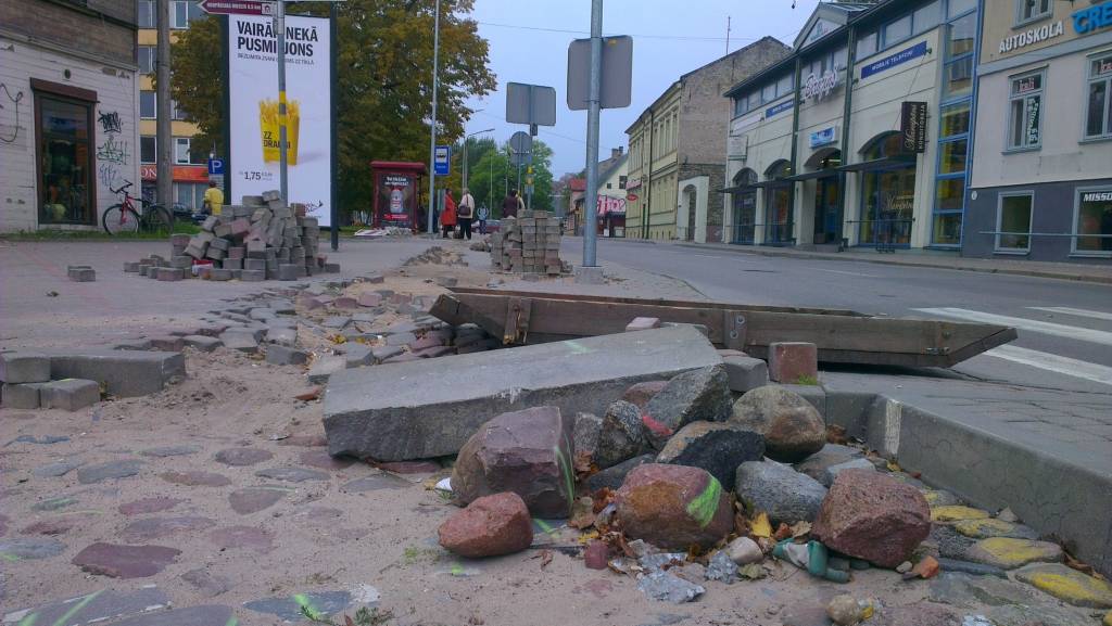 Būvnieku atstāts nesakārtots ietves posms Zivju un Peldu ielas krustojumā šovasar vairākas nedēļas apgrūtināja gājēju pārvietošanos. Turpmāk, atbilstoši saistošajiem noteikumiem, pēc tranšejas aizbēršanas, darbu vieta būs jāsakārto 24 stundu laikā.
Autors: Aigars Štāls
