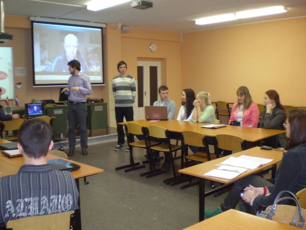 Studenti Māris Štībelis un Daniels Kaģis prezentē projekta rezultātus SIA Trelleborg Wheel Systems pārstāvjiem.
Autors: S. Ivanova