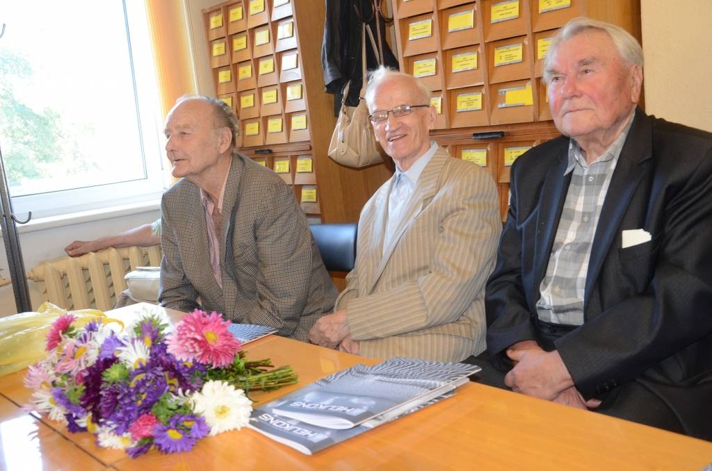 Antons Kreics (pirmais no labās) kopā ar Andreju Miglu un Edvīnu Tauriņu žurnāla 