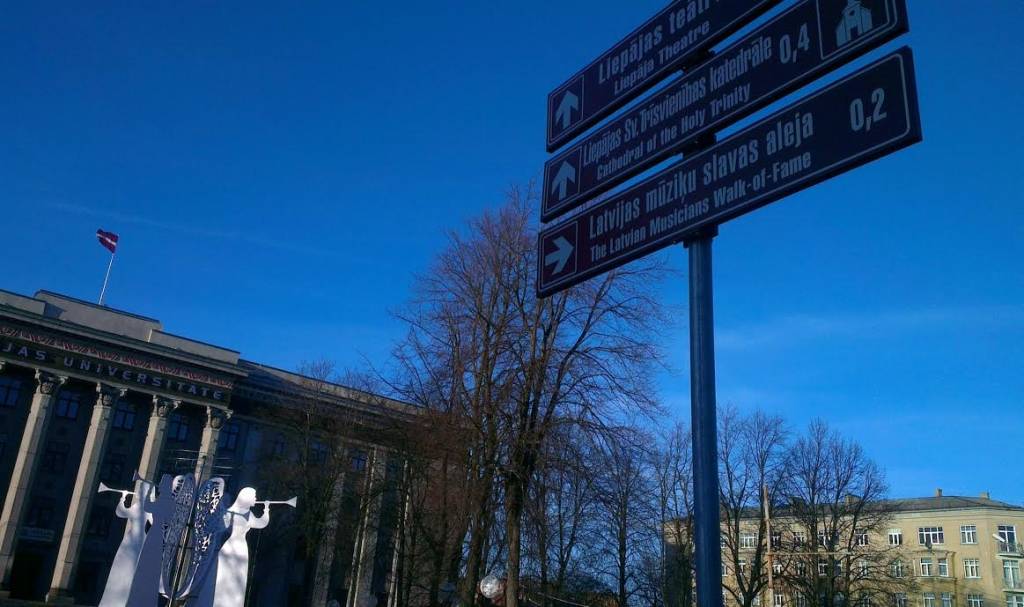 Jaunā tūrisma informācijas norāde autobraucējiem uz Lielās ielas Liepājā. Pavisam 40 pilsētas vietās tiks uzstādītas šādas zīmes.
Autors: Aigars Štāls