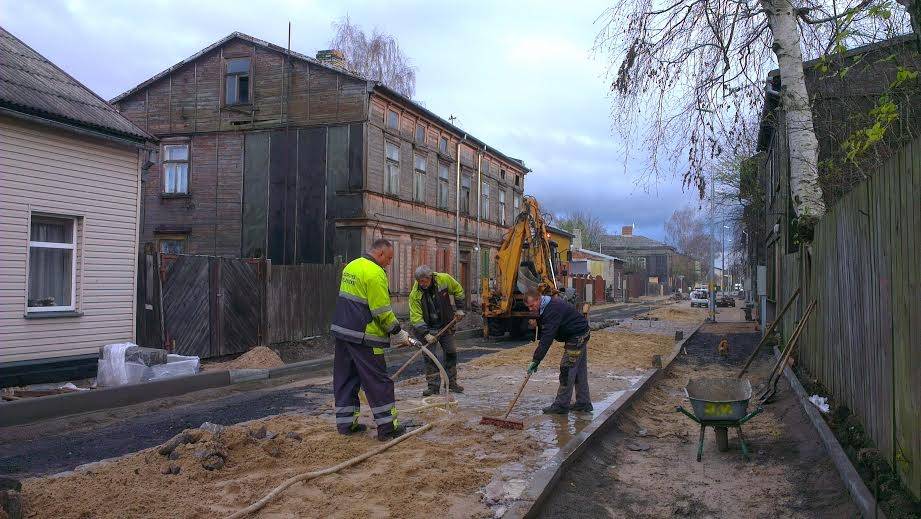 Pie bildes:
Laukakmens bruģa brauktuves atjaunošana Mālu ielā pēc apakšzemes komunikāciju izbūves.
Autors: Aigara Štāla foto