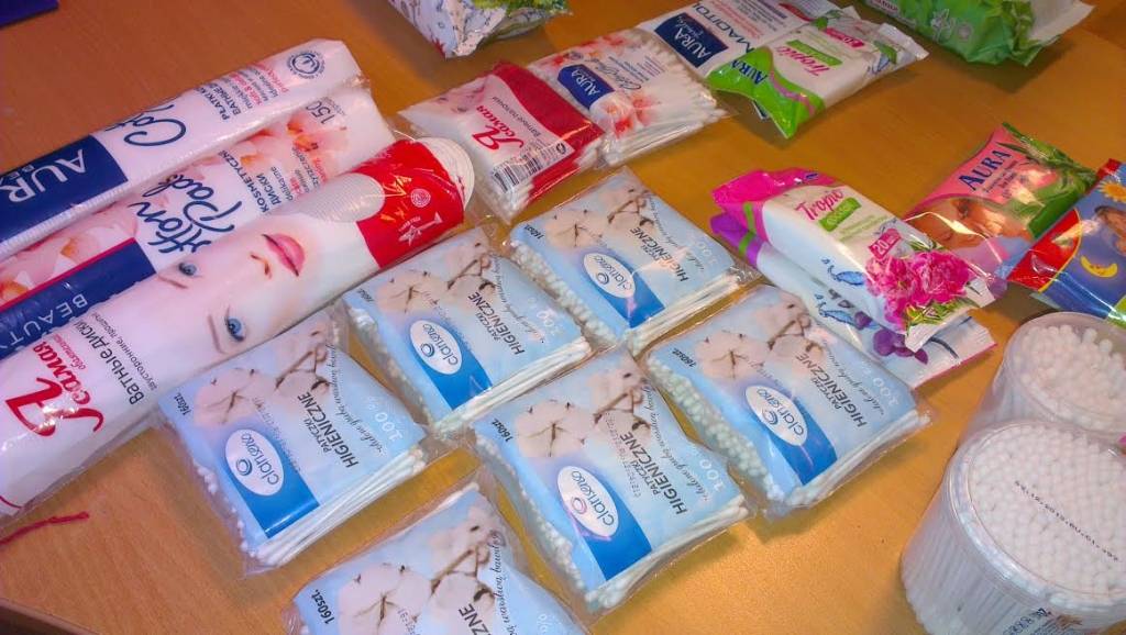 Gatavā produkcija. Produkcija tirgū nonāk ar dažādiem zīmoliem, piemēram, „Aura”,  „Luli” u.c. Liepājā ražotās salvetes var nopirkt Latvijas veikalos, arī Lietuvā, Igaunijā un Polijā, taču lielāko daļu saražotā izved uz Krieviju.
Autors: Aigars Štāls