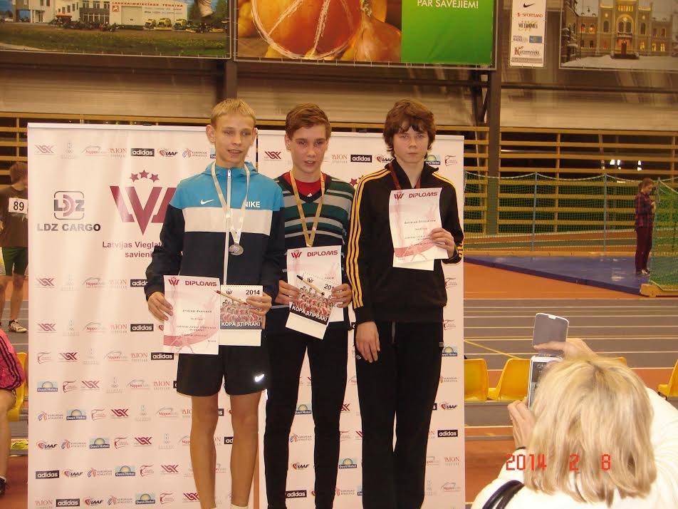 Aizputes novada jaunais skrējējs Artūrs Medveds (pa kreisi) Kuldīgā kļuvis par Latvijas vicečempionu vieglatlētikā B vecuma grupā.
Autors: No Maijas Pūpolas arhīva