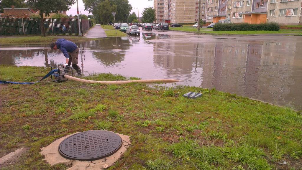 Applūdušais Siļķu un Krūmu ielas krustojums pēc lietusgāzēm pagājušā gada 2. septembrī.
Autors: Aigars Štāls