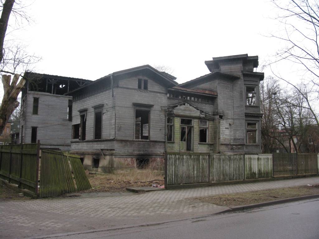 Ēku Dzintaru ielā 2/Peldu ielā 45 stāvoklis šā gada martā.

Autors: Būvvaldes arhīva foto