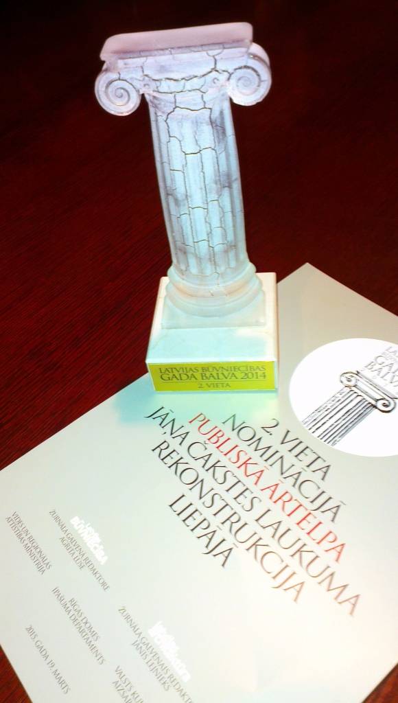 Gada labākās būves balva ir stilizēta grieķu ordera kolonna un diploms, ko saņēma pasūtītājs – Liepājas pašvaldība, būvnieks – SIA „A-Land” (vadītājs Andris Šervinskis) un projektētājs – SIA “AKA BIROJS” (autori Aija un Andris Kokini).
Autors: Aigars Štāls