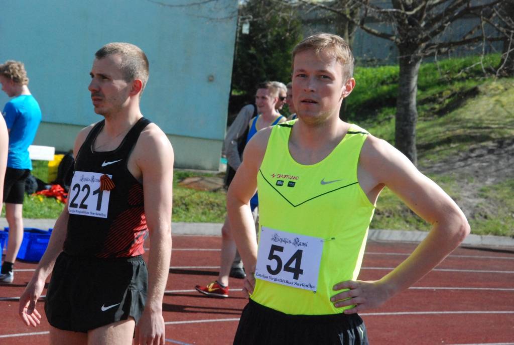 Grobiņnieks Reinis Hartmanis (pa labi) uzvarēja 5000 metru skrējienā, bet 1500 metru skrējienā bija trešais. 
Autors: Uldis Dobelis