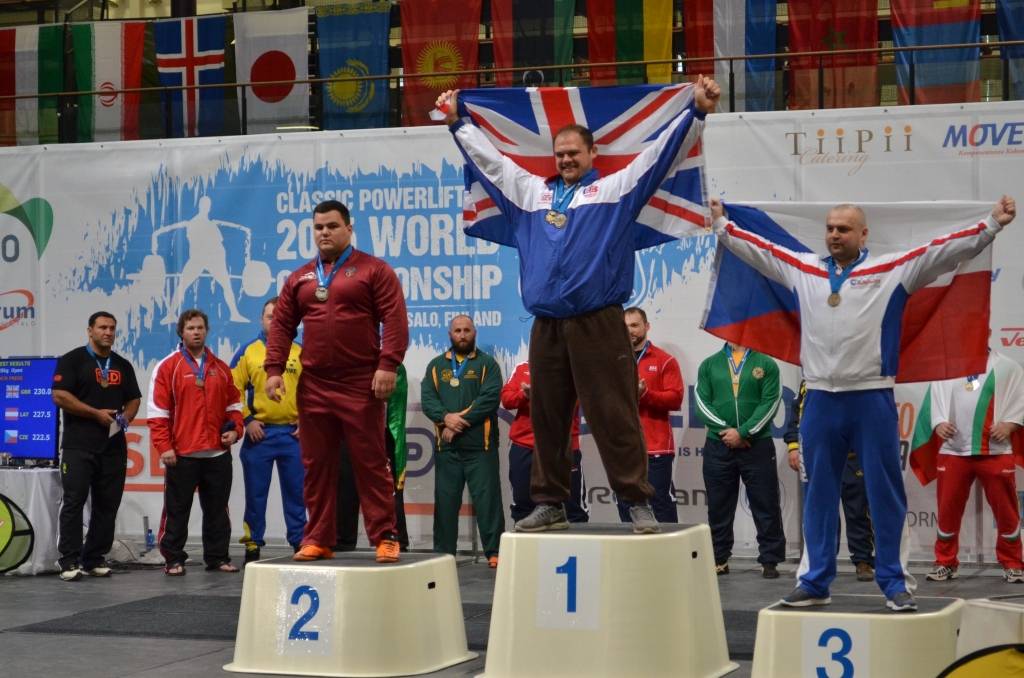 Aizputes pagasta spēkavīrs Māris Juzups Somijā notikušajā pasaules čempionātā klasiskajā spēka trīscīņā tika uz goda pjedestāla otrā pakāpiena, sekmīgi startējot savā mīļākajā disciplīnā – svaru stieņa spiešanā guļus. 
Autors: No Māra Juzupa arhīva