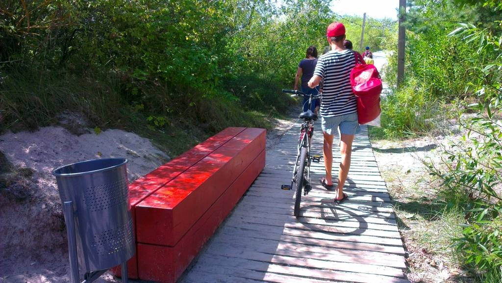 Jaunais soliņš un atkritumu urna pie vienas no izejām uz pludmali.
Autors: Aigars Štāls