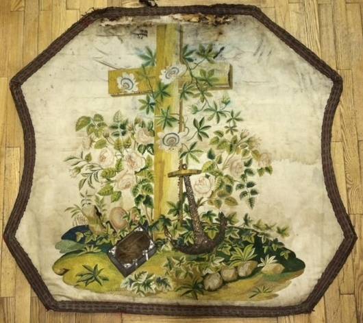 Sienas dekors, kas, visticamāk, rotājis Sv. Trīsvienības evaņģēliski luteriskās draudzes namu.