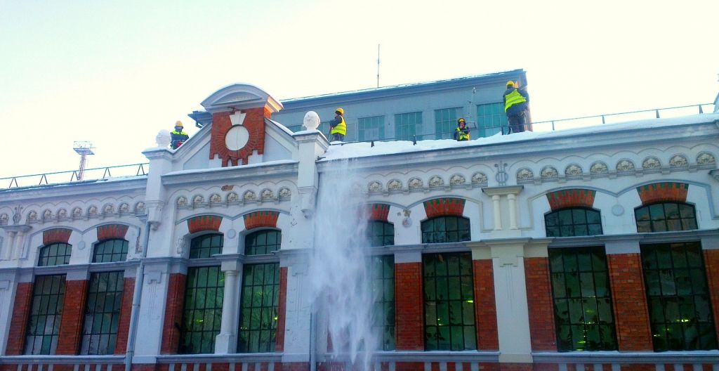 Piektdiena, 8. janvāra, rīts. Sniega tīrīšana notiek uz Pētertirgus skārņa jumta.
Autors: Aigars Štāls