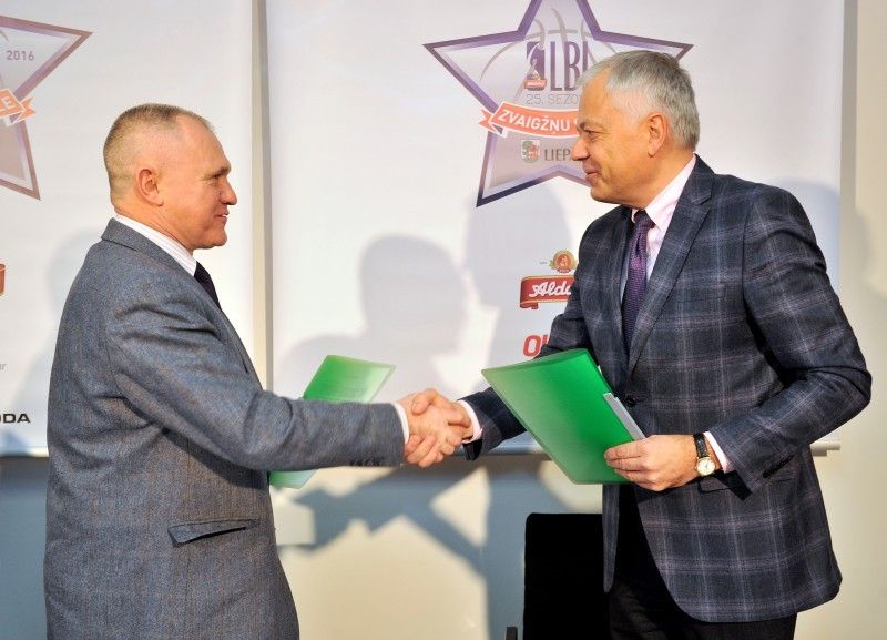 LBS prezidents Valdis Voins un Liepājas domes priekšsēdētājs Uldis Sesks parakstīja līgumu par Aldaris LBL Zvaigžņu spēles'2016 rīkošanu.
Autors: www.basket.lv