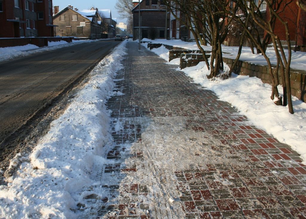 Pareizi notīrītas ietves fragments Kungu ielas posmā. Uz brauktuves un ietves sadures izveidots sniega valnis, daļa no sniega kārtas pārvietota pretējā pusē – zaļajā zonā.
Autors: Aigars Štāls