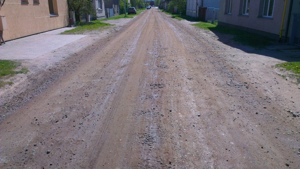 Tikko ar pretputekļu maisījumu apstrādātā Ozolu iela.
Autors: Aigars Štāls