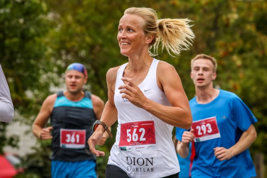 Aizputes novada skrējēja Iveta Pūpola Valmierā sasniedza savu līdz šim labāko rezultātu pusmaratona distancē. 