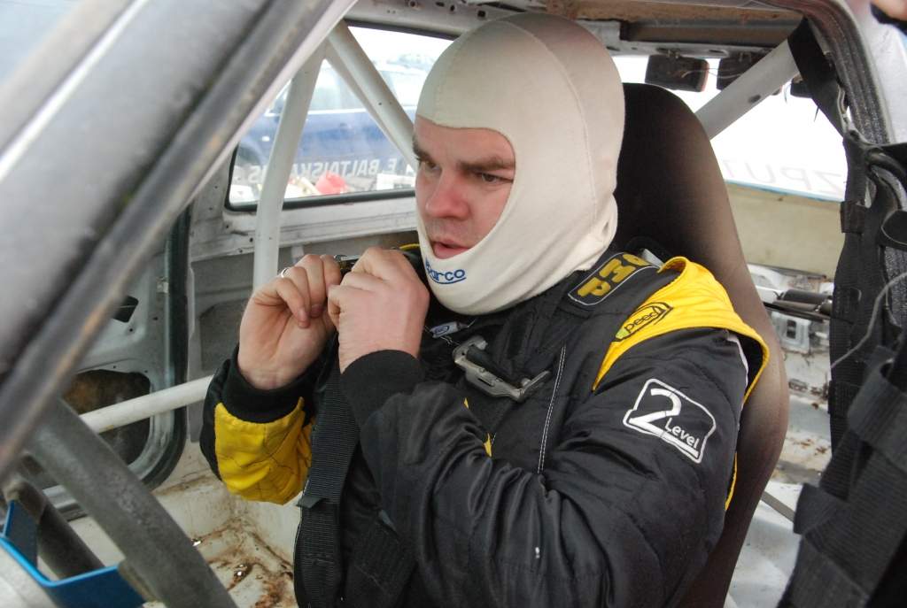 Emīls Baltaiskalns gatavojas startam folkreisa Ziemas kausa izcīņas pirmajā posmā Vecpilī.
Autors: Uldis Dobelis