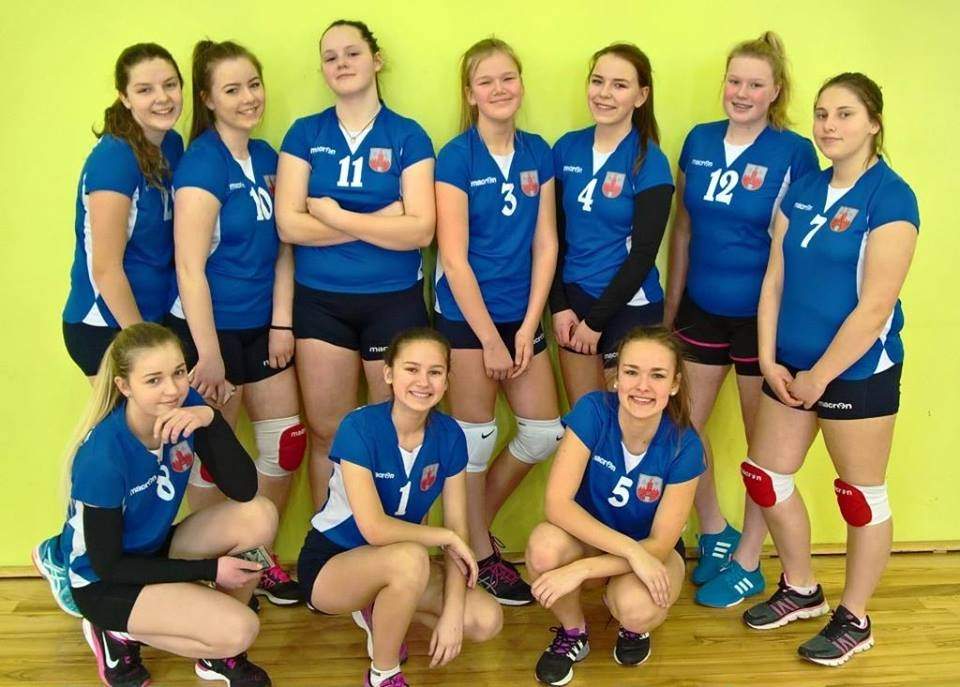 Aizputes vidusskolas pamatskolas meiteņu komanda.