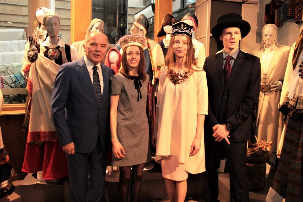 No kreisās: mecenāts Edvīns Samulis, Annija Krūmiņa, Terēza Lepere un Rihards Pēteris Ročans.
Autors: publicitātes