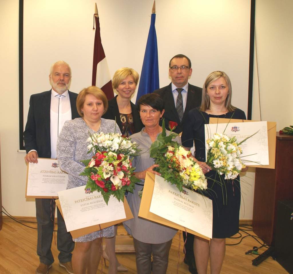 Pirmajā rindā no kreisās: Evita Ruicēna, Ilona Blūma, Agita Benta. Otrajā rindā no kreisās: Ivars Krastiņš, Anda Čakša, Edvīns Striks.
Autors: Liepājas Reģionālā slimnīca