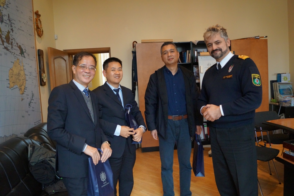 Viesus no Ķīnas Šanhajas Jūrniecības universitātes sagaida koledžas direktors Vladimirs Dreimanis (no labās).