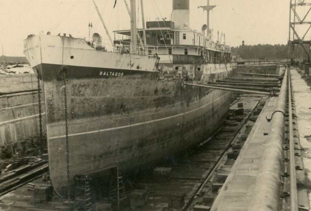 Angļu tvaikonis ''Baltabor'', kas bija uzskrējis uz sēkļa pie Liepājas, remontā KOD sausajā dokā. 1939. gads.
Autors: Liepājas muzejs