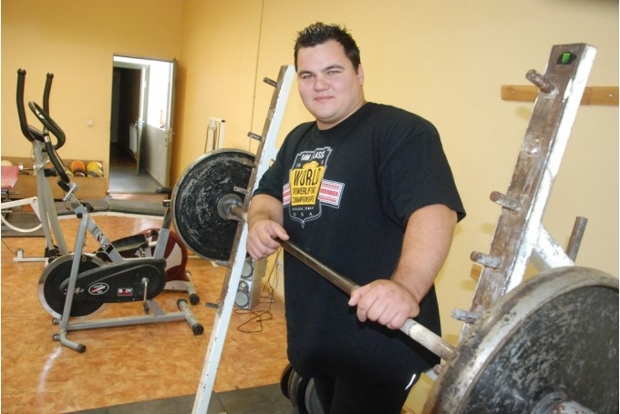 Aizputes novada stiprinieks Māris Juzups Latvijas stiprākās dāmas un vīrus aicina uz Aizputes novada čempionātu. 
Autors: Uldis Dobelis