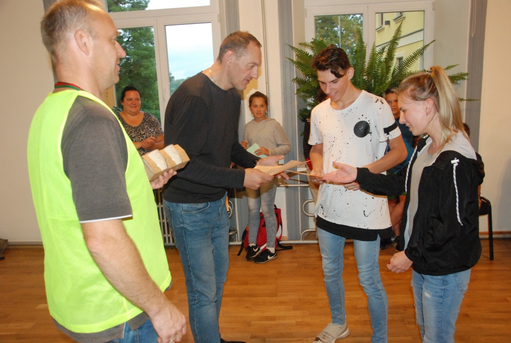 Sievu nešanas sacensību uzvarētāji.
Autors: Uldis Dobelis