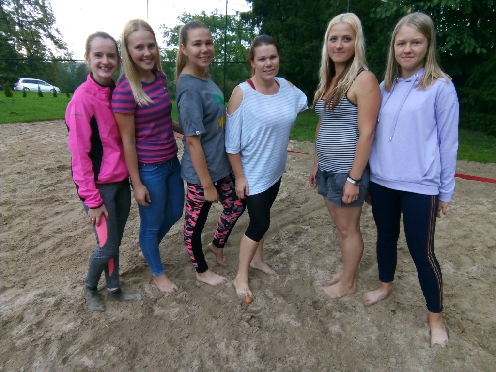 Virves vilkšanas sacensībās piedalījās arī Vecpils meitenes, kuras pirms tam puišus sakāva olu bolā. 
Autors: Uldis Dobelis