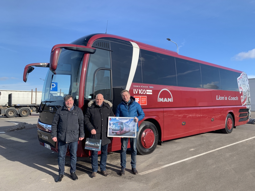 Foto no kreisās: SIA “Avar Auto” pārdošanas speciālists Andris Šteinbergs, A/S “Liepājas autobusu parks” valdes loceklis Māris Ārbergs, SIA “Avar Auto” drošas un efektīvas braukšanas apmācību vadītājs (MAN ProfiDrive) Aleksandrs Plotņikovs. 
Autors: Publicitātes foto