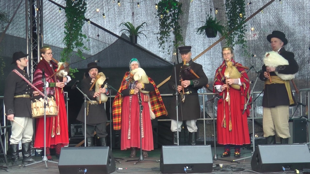 Sestdien, 1. jūnijā, pulksten 20 laukumā pie Dzērves ar radošām darbnīcām (skrubju gatavošana, akmeņu apgleznošana) sāksies Uguns nakts Kazdangas parkā.
Autors: Youtube.com